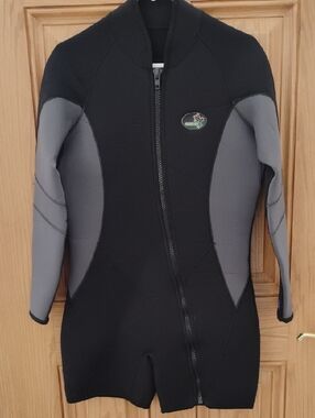 Front-Zip Neoprene Black & Gray Long Sleeve Akona Shorty Wetsuit L
